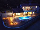 Vila sa bazenom na mirnoj lokaciji u okolici grada Krka sa lijepom okućnicom i dizajnerskim interijerom!!