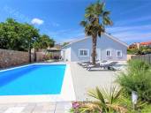 Villa with a swimming pool and sea view in a peaceful location!