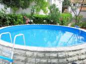 Nepremičnine otok Krk prodaja / Hiše Pinezići prodaja / Samostojna družinska hiša z dvema apartmajema, prekrasno urejenim zemljiščem okoli hiše in bazenom!!