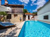 Detached house with 2 residential units and a pool - Vrbnik!