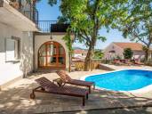 Detached house with a pool and sea view!