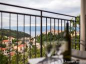 Renoviertes und eingerichtetes Steinhaus in Vrbnik mit zwei Wohnungen und Panoramablick auf das Meer!