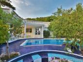 EKSKLUZIVNO!! Opremljena hiša v Baški z lepo urejenim vrtom in bazenom v velikosti 40 m²!! 100 M OD PLAŽE!!