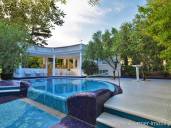 EKSKLUZIVNO!! Namještena kuća u Baški s predivno uređenom okućnicom i bazenom od 40 m²!! 100 M OD PLAŽE!!