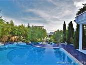 EKSKLUZIVNO!! Namještena kuća u Baški s predivno uređenom okućnicom i bazenom od 40 m²!! 100 M OD PLAŽE!!