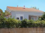 Prodaja nepremičnin na otoku Krku / Samostojna atrijska hiša oddaljena 300 m od plaže s pogledom na morje!!
