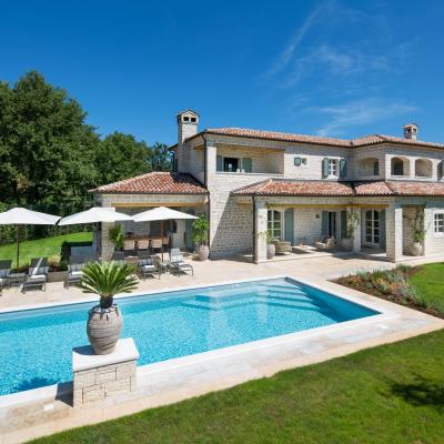 An exclusive country villa with swimming pool and sports facilities